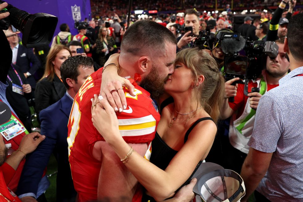 Taylor Swift and Travis Kelce Kissing