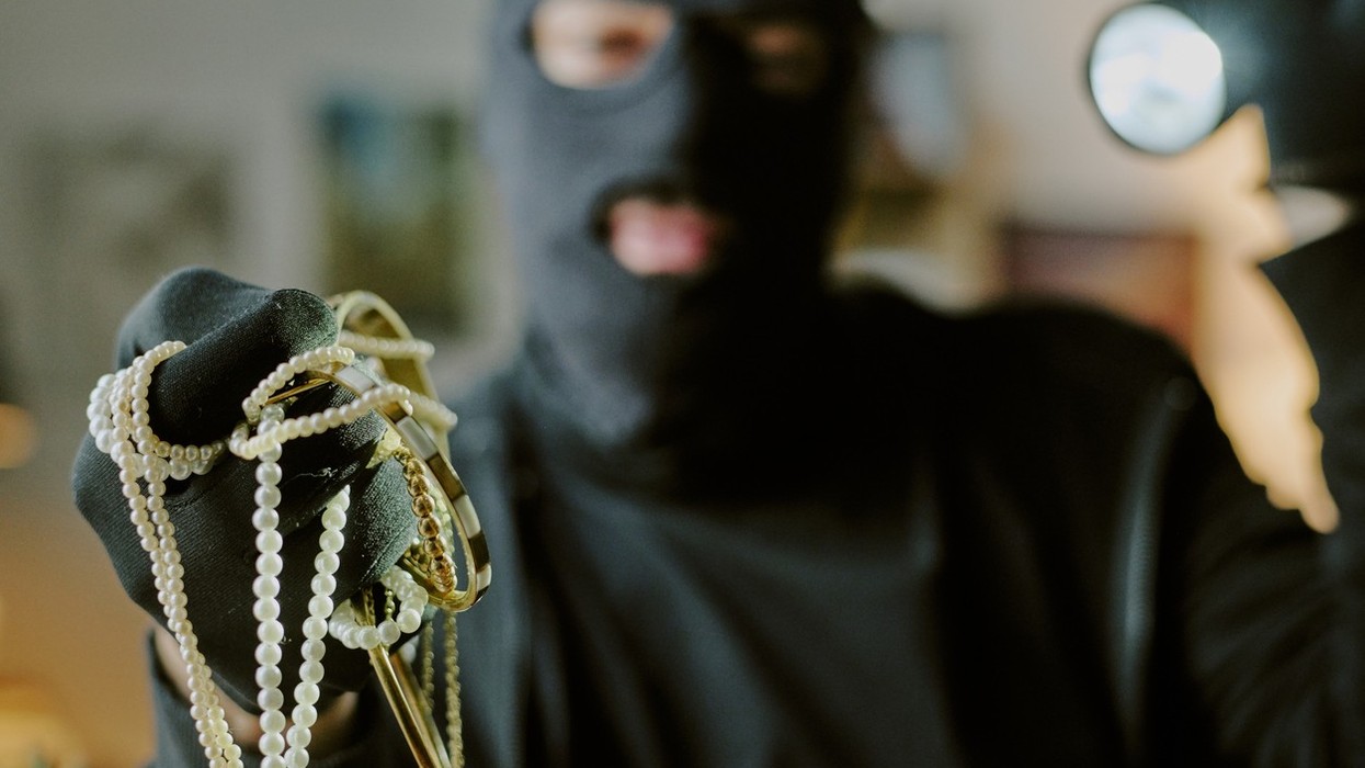 Masked gang steals $1.7 million in jewelry from Indian-American family’s store in California