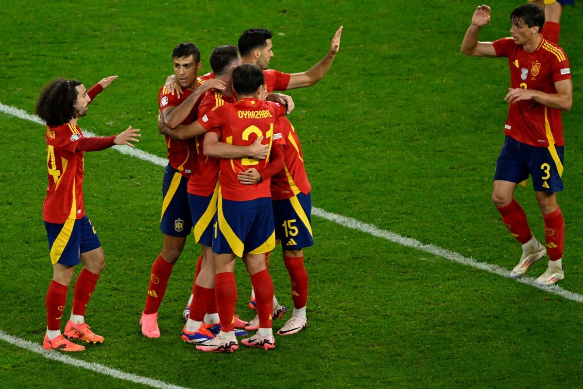 Spain beat Italy to reach Euro knockouts