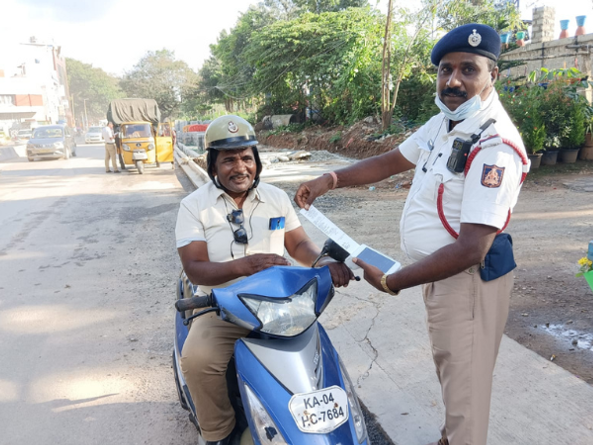 Traffic policeman fines another policeman in Bengaluru, India