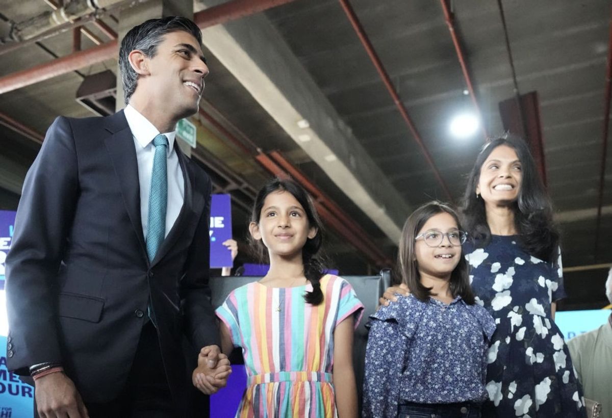 UK Pm Rishi Sunak withe wife Aksatha Murty and daughters