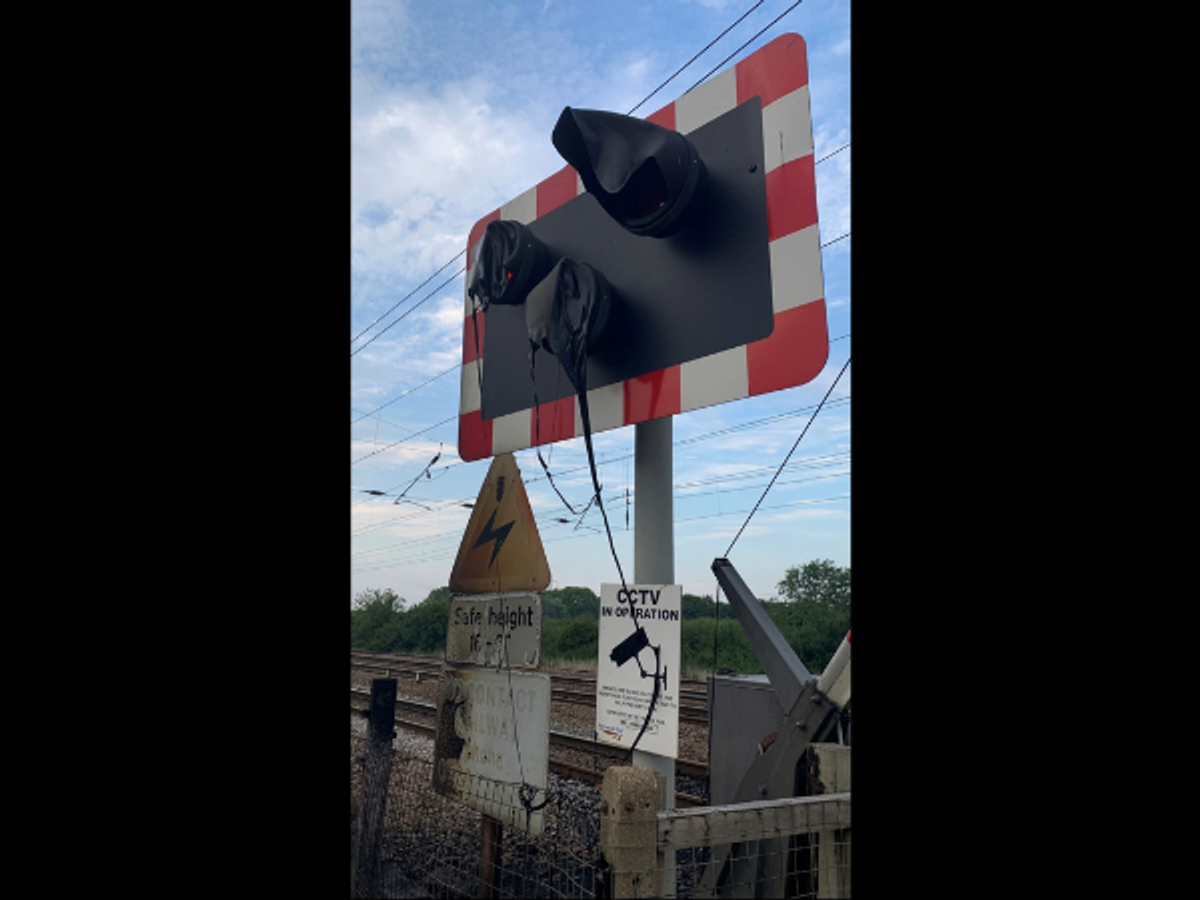 UK train signals melt in heat