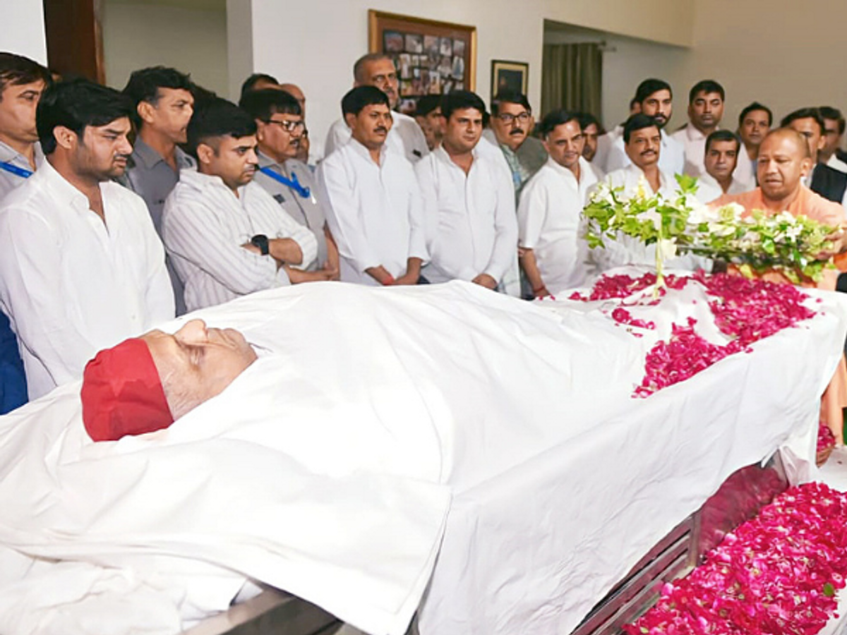 UP CM Yogi Adityanath pays final tribute to Mulayam Singh Yadav