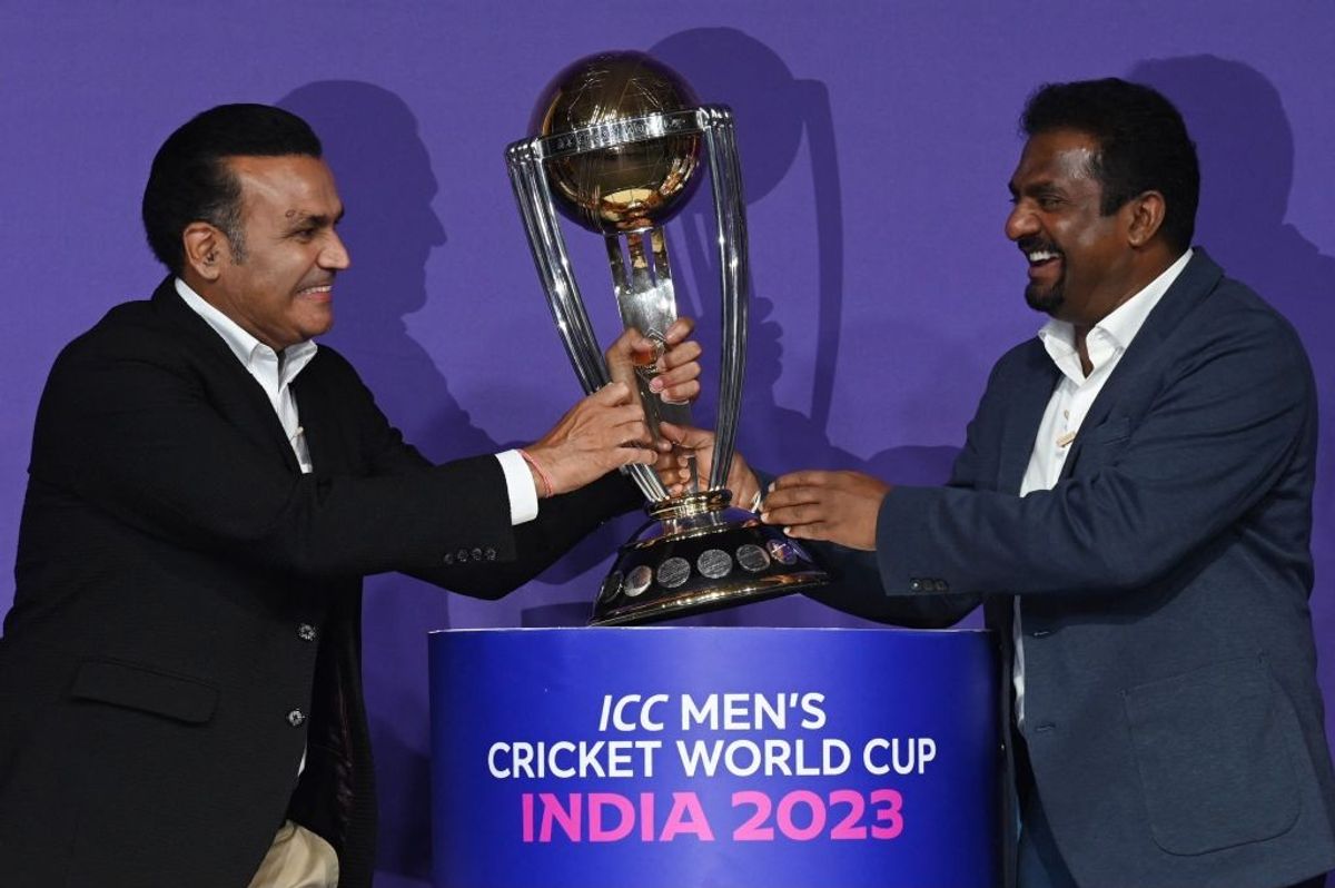 Virender Sehwag and Muttiah Muralidharan with the cricket World Cup 2023