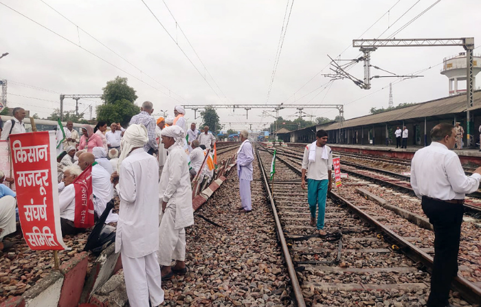 Farmers hold rail traffic blockade over UP violence