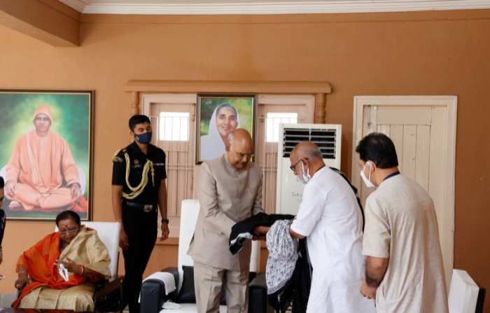 President Kovind visits spiritual leader Morari Bapu in Gujarat