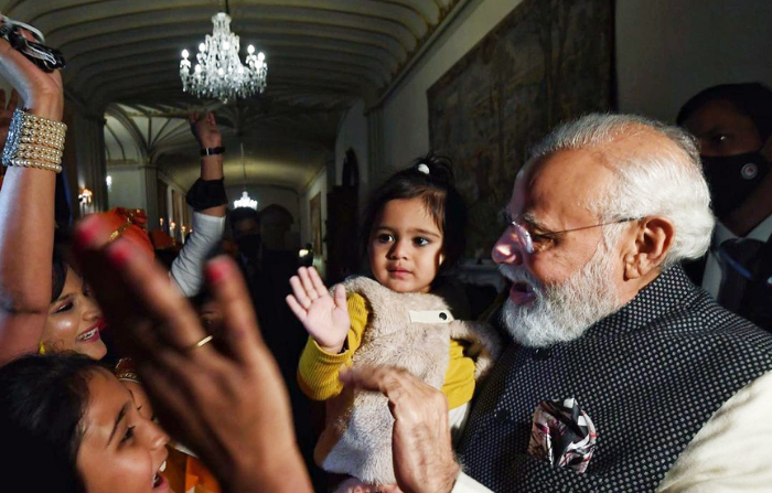 Before leaving Scotland, Modi plays drum with Indian diaspora