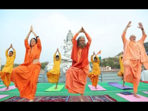 His Holiness Pujya Swami Chidanand Saraswati, Pujya Sadhvi Bhagawati Saraswati and others perform yoga before a statue of Lord Shiva on the banks of River Ganges at Parmarth Niketan in Rishikesh in the northern Indian state of Uttarakhand. (Picture: Parmarth Niketan)