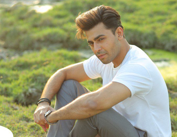 When Farhan Saeed touched Shah Rukh Khan's feet - Life & Style - Business  Recorder