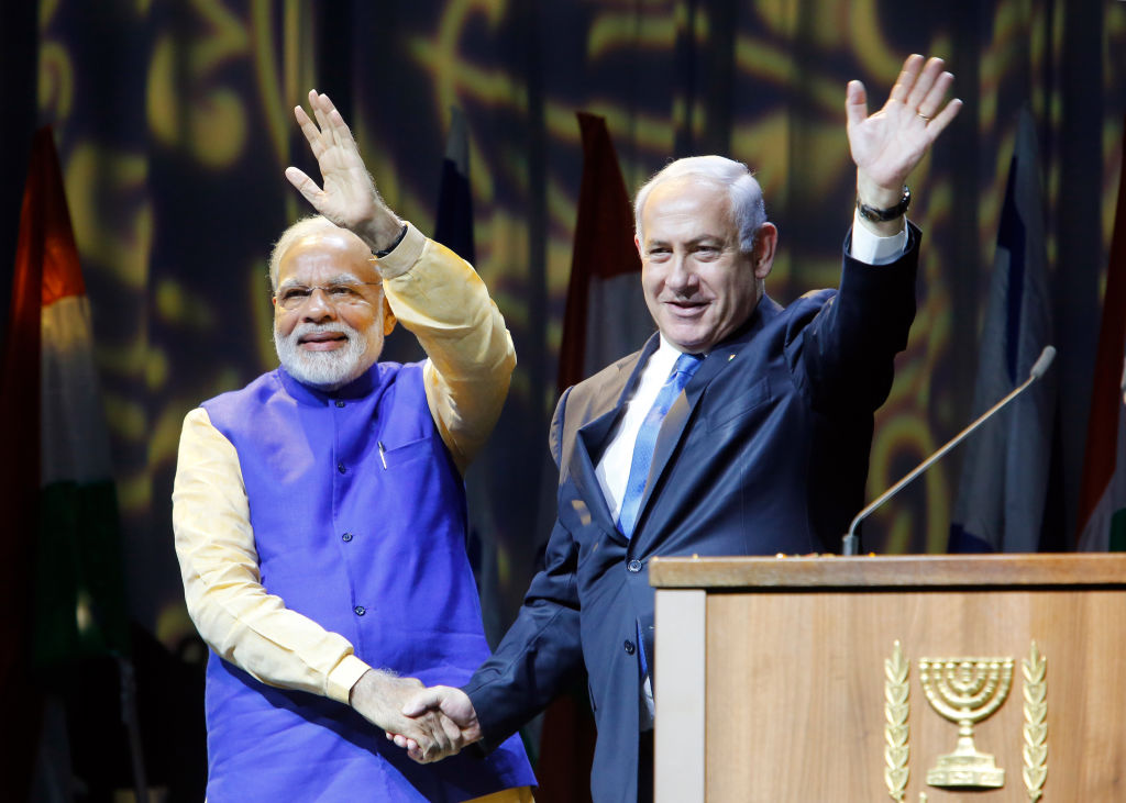 Israeli prime minister Benjamin Netanyahu (R) shakes hands with his Indian counterpart Narendra Modi
