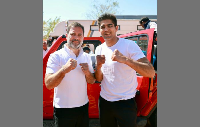 Indian boxer Vijender Singh (R) with opposition leader Rahul Gandhi