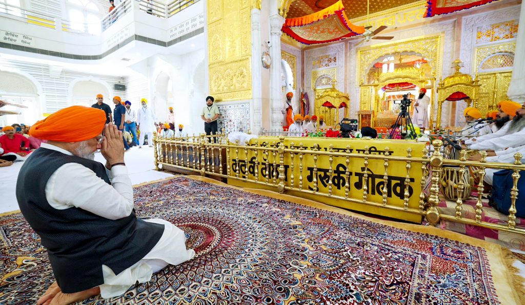 Indian PM Narendra Modi at gurdwara in Patna, Bihar