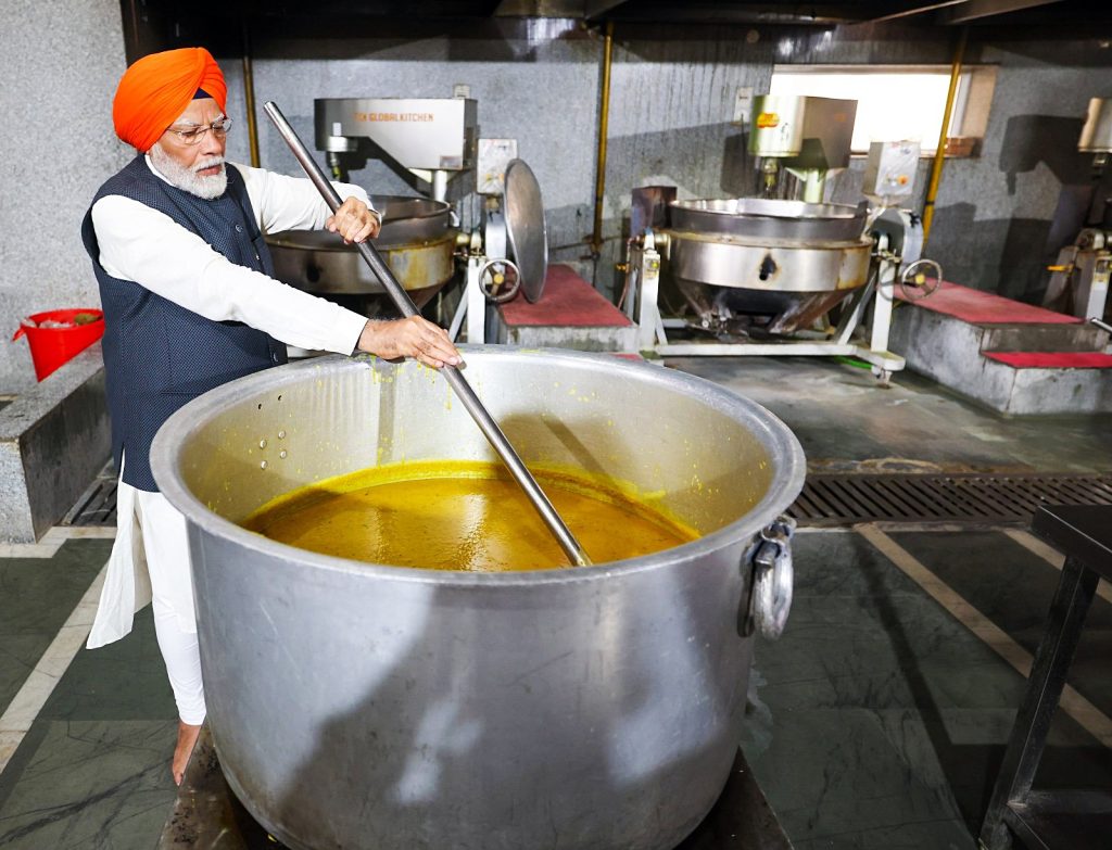 Indian PM Narendra Modi at gurdwara in Patna, Bihar